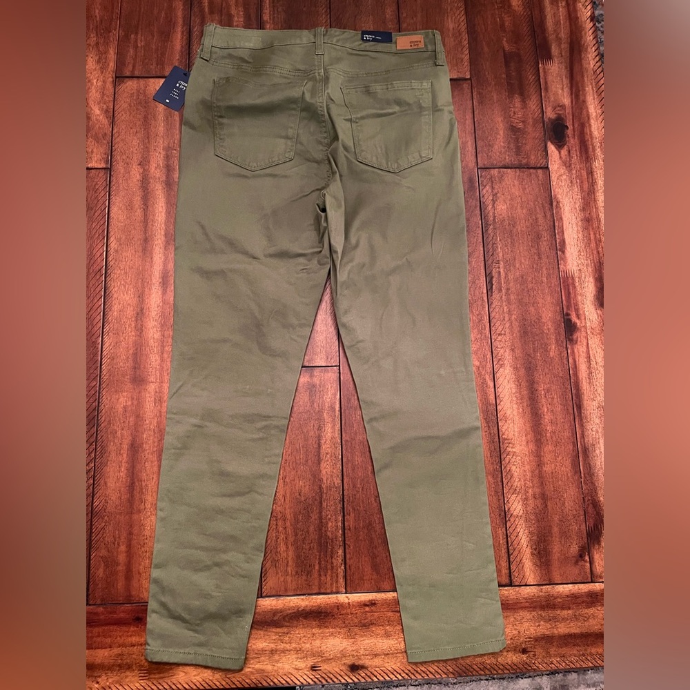 Crown & Ivy high rise skinny pant. Denim. Size 8. New with tags.